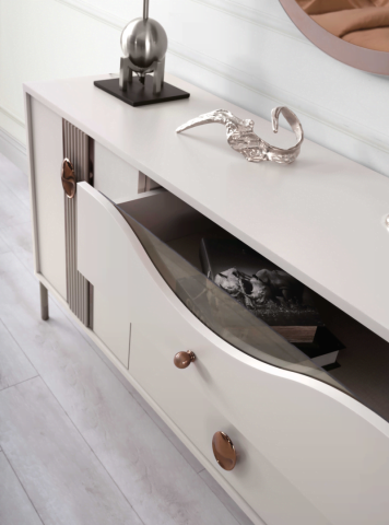 Aris Dresser `
